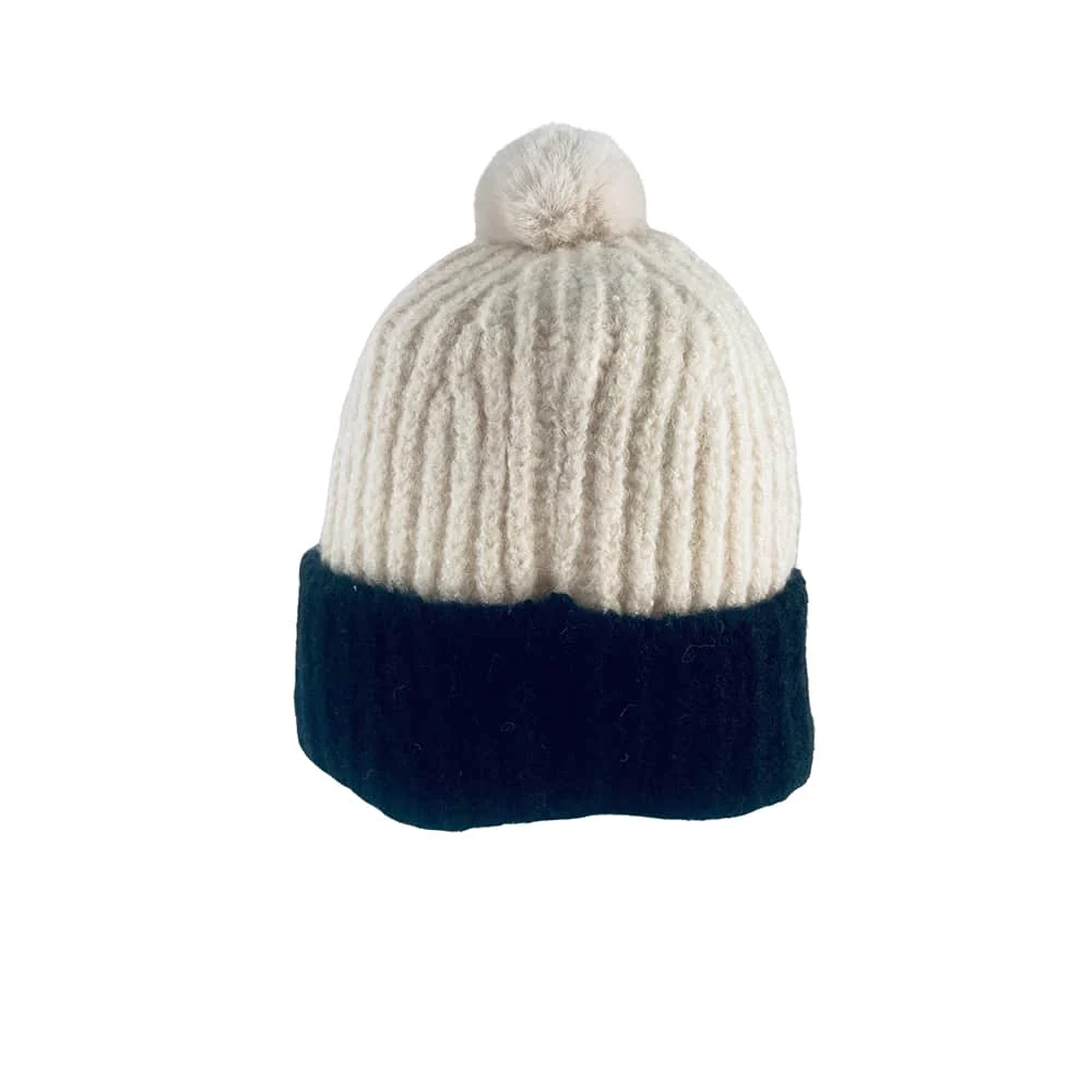 Trendy strikhue med kvast og foldekant - Image 7